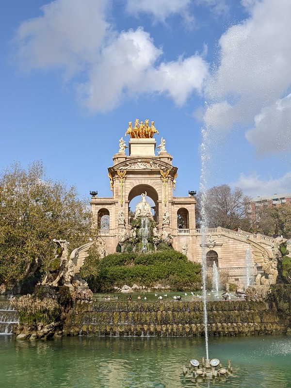 Golden monument and waterfalls in Parc de la Ciutadella