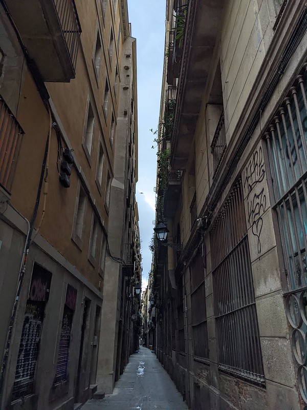 Tight lanes in between the buildings in the Gothic Quarter