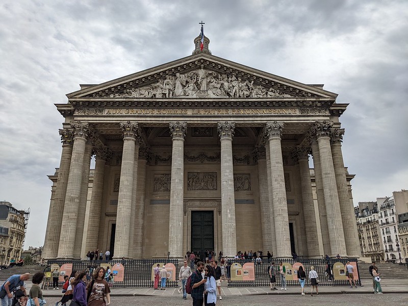 Frontal view of the Pantheon with its six big pillars.