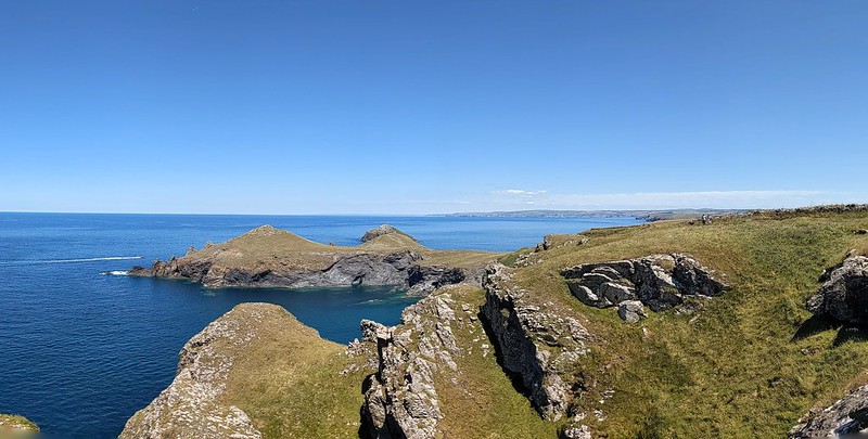 Cliffs meeting the ocean around Polzeath coastal path