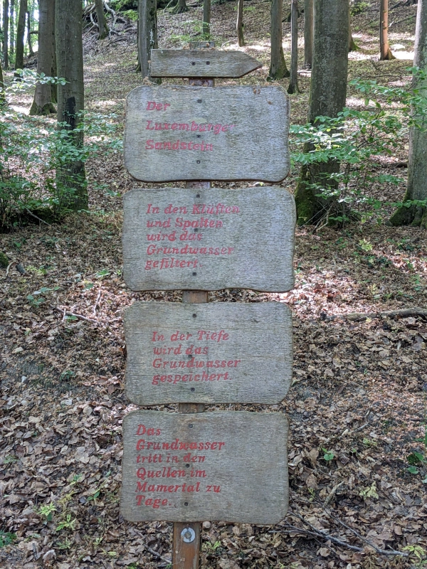 Der Luxemburger Sandstein, In den Klüften und Spalten wird das Grundwasser gefiltert, In der Tiefe wird das Grundwasser gespeichert, Dar Grundwasser tritt in den Quellen im Mamertal zu Tage.