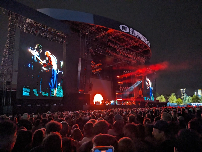 Flea and John Frusciante performing on the Main stage.