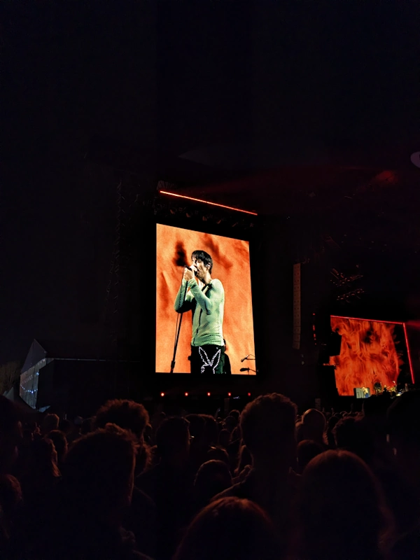 Anthony Kiedes singing on the Main stage.